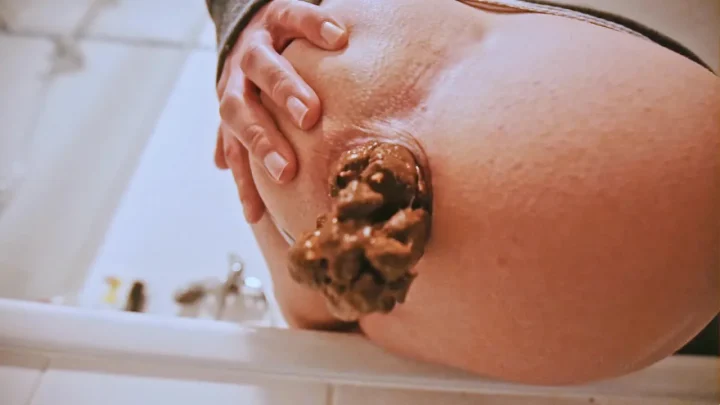 5 August 2023- MiaRoxxx – 294. HUUUGE bathroom turd