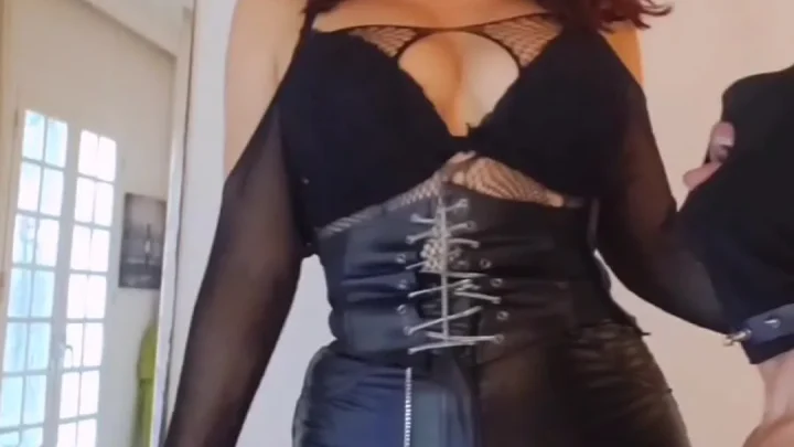 Domina Marbella – Spitting, escupir, leather fetish, adoracion