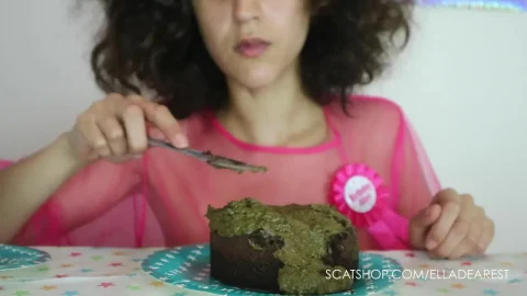 Ella Dearest – Scatbook Biggest poop on my birthday cake