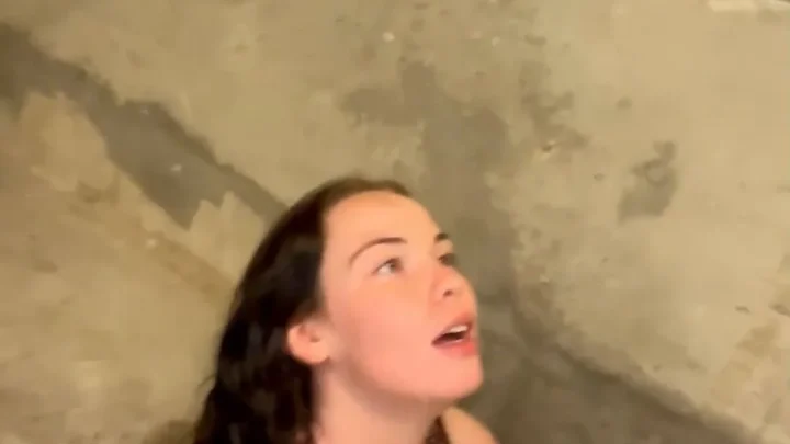 Emilyandleoo – Pissing