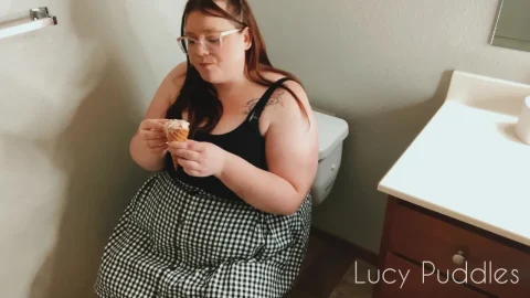 LucyPuddles – Ice Cream Cone on the Throne MP4 / FullHD 1080p