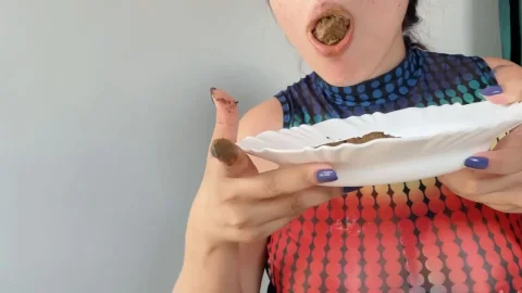 MabelScat – Comendo todo meu coco