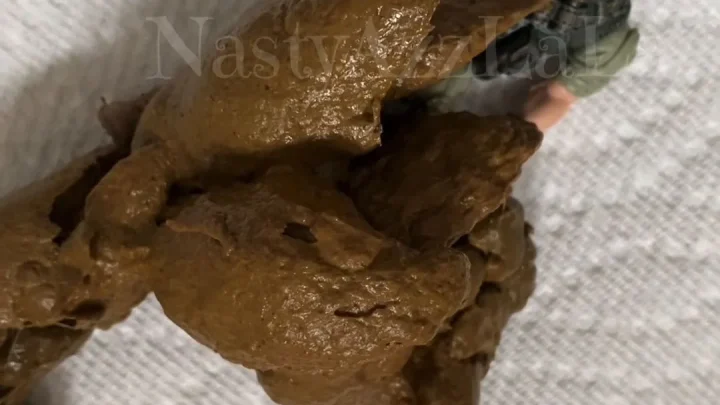 NastyAzzLaLa – Pooping on a little military toy man