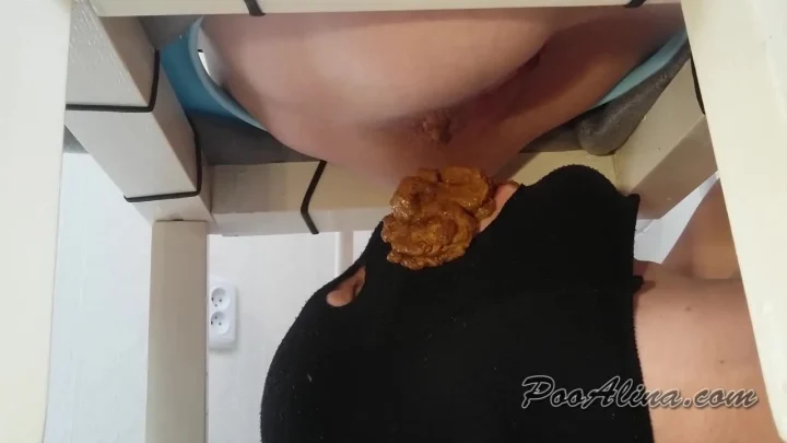 PooAlina – A living female toilet, swallowing shit. Close-up