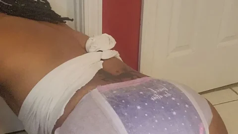 UniQueen21 – UniElla scat diaper play
