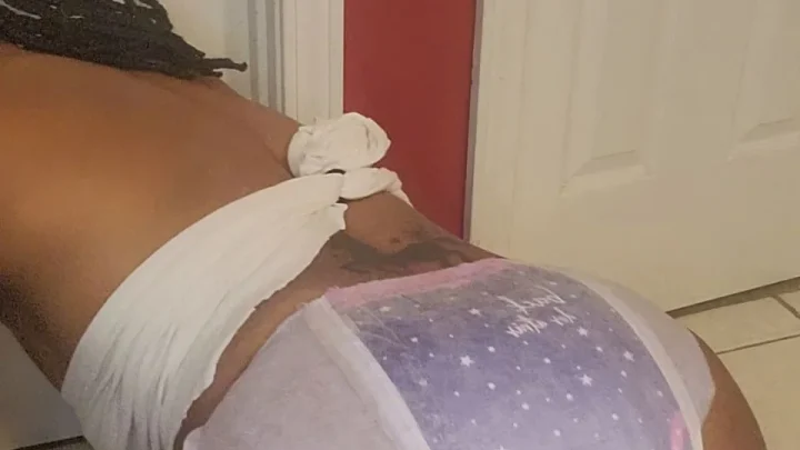 UniQueen21 – UniElla scat diaper play