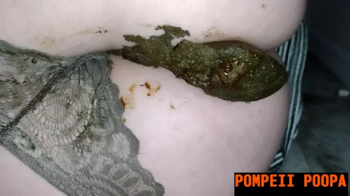pompeiipoopa – HUGE Overflown Panty Poop MP4 / FullHD 1080p